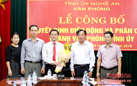 Văn phòng Tỉnh ủy tặng hoa chúc mừng đồng chí Thái Thanh Quý
