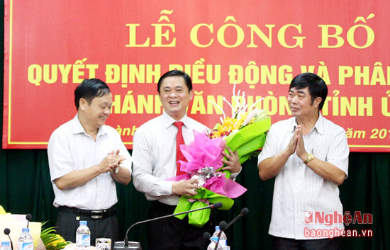 Lãnh đạo Huyện ủy, UBND huyện Nam Đàn chúc mừng đồng chí Thái Thanh Quý