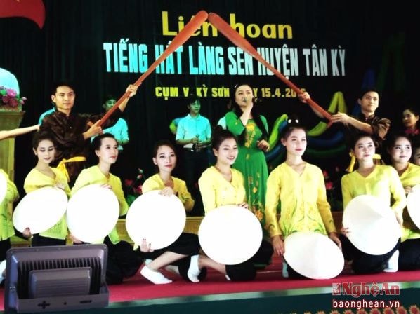 Chị Mai Phương (áo dài) biểu diễn tại Liên hoan tiếng hát Làng Sen huyện Tân Kỳ năm 2016.