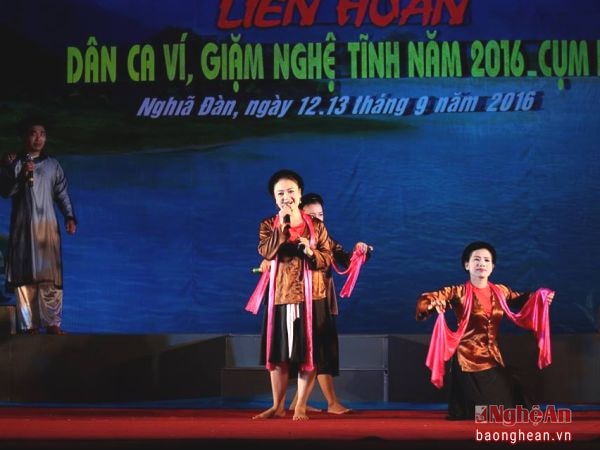 Chị Phương biểu diễn tại Liên hoan dân ca ví,giặm