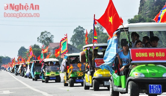 Đoàn xe chạy dài mãi như không có điểm kết thúc