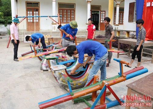 Thọ Sơn là xã thuộc diện khó khăn của huyện Anh Sơn, ở đây hàng trăm học sinh nghèo không có điều kiện tiếp xúc với các khu vui chơi, giải  trí. Bắt nguồn từ ý tưởng tạo ra một sân chơi thu nhỏ cho các em học sinh nghèo, đoàn thanh niên xã Thọ Sơn đã thu gom các loại phế liệu như lốp xe, tấm gỗ, thanh tre, nứa, mét…để làm ra các phẩm đồ chơi bổ ích dành cho các em.