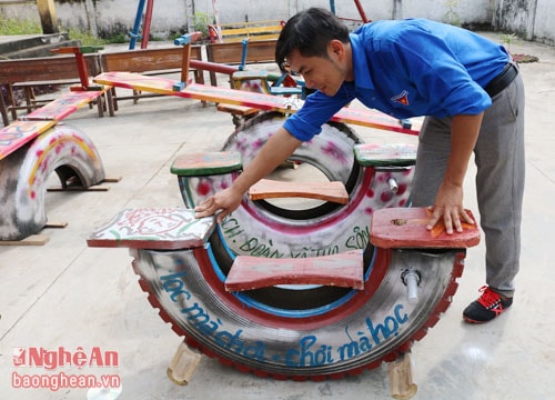 5ảnh 5: Dưới bàn tay khéo léo những đoàn viên thanh niên các phế liệu tưởng chừng như vứt đi lại trở thành đủ trò chơi như ngựa, bập bênh, ghế ngồi… vừa đảm bảo an toàn, gần gũi với thiên nhiên, vừa kích thích sự phát triển vận động, tư duy sáng tạo cho trẻ.