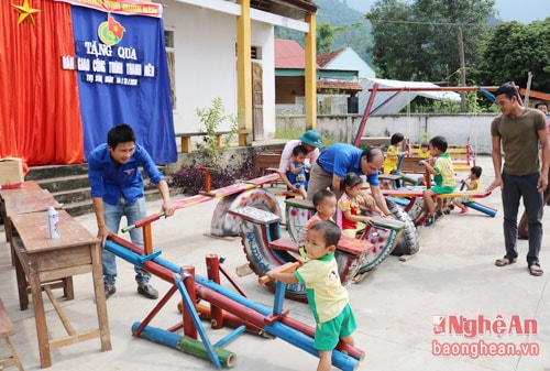 9ảnh 9: Anh Nguyễn Đình Hà bí thư huyện đoàn Anh Sơn cho biết thêm: Thực hiện kế hoạch xây dựng khu vui chơi dành cho thiếu nhi, huyện Anh Sơn đã chỉ đạo các cơ sở đoàn, trường học khảo sát, xây dựng địa điểm. Tùy vào tình hình thực tế, các đơn vị chủ động lựa chọn, thiết kế các thiết bị vui chơi từ các vật dụng, đồ dùng đã qua sử dụng và các sản phẩm tự nhiên như tre nứa... Hiện nay huyện Anh Sơn đã triển khai thành công tại hai xã Thọ Sơn và Bình Sơn. Sau khi lắp đặt khu vui chơi, các đoàn viên thanh niên có trách nhiệm phối hợp với ban quản lý thôn, bản bảo quản, tạo điều kiện tổ chức các hoạt động thu hút thiếu niên nhi đồng tham gia vui chơi một cách lành mạnh.