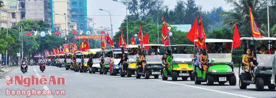 Lễ rước kiệu thành hoàng làng Mai Bảng, ngài Chiêu trưng vương Lê Khôi, một trong 35 vị khai quốc công thần thời Lê và bằng Di tích lịch sử quốc gia được bắt đầu từ đền Mai Bảng (phường Nghi Thuỷ - TX Cửa Lò) đi một vòng quanh TX Cửa Lò trước khi kết thúc về điểm Cảng Cửa Lò.