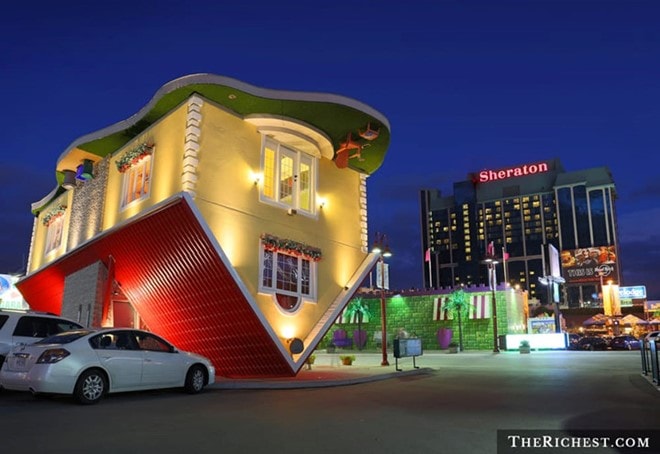 Upside down House - nhà lộn ngược - ở Canada được xây dựng với mục đích thu hút khách du lịch, và là điểm dừng chân cho những người đến tham thác Niagara.