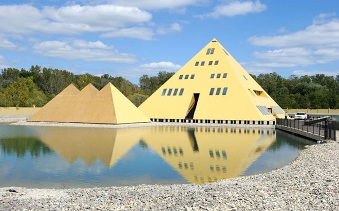 Gold Pyramid House - nhà kim tự tháp vàng - ở Mỹ. Chủ nhân cho rằng, những kim tự tháp này có thể mang lại cho họ năng lượng sống. Cặp đôi cũng cho khách vào tham quan.