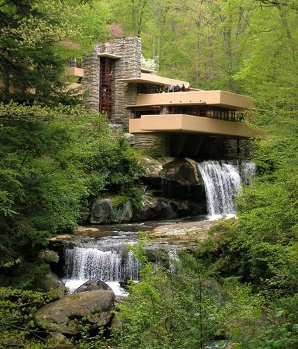 Falling water tại Mỹ được xây dựng ngay trên một thác nước. Nhìn vẻ ngoài, căn nhà khá thô ráp với đá tảng nhưng bên trong được trang trí rất hiện đại.