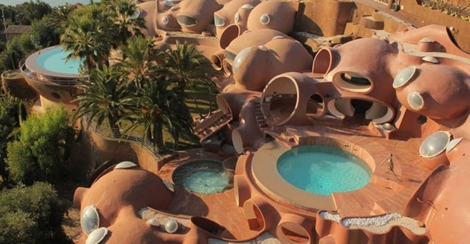 Bubble House - nhà bong bóng - nằm ở Cannes, Pháp do KTS  Pierre Cardin thiết kế từ những năm 1970. Ngôi nhà có rất nhiều phòng được xây dựng trên khuôn viên 1.200 m2. 