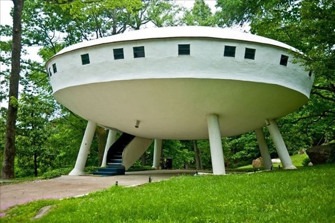 Spaceship house nằm ở Mỹ có hình dạng giống những con tàu vũ trụ trong những bộ phim khoa học viễn tưởng. Những chiếc cột đá lớn làm trụ cho ngôi nhà, thậm chí còn có cầu thang thả xuống từ phía thân thành lối ra vào duy nhất.