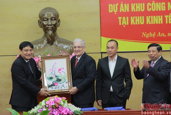 Bí thư Tỉnh ủy Nghệ An tặng quà lưu niệm lãnh đạo Hemaraj.