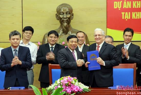 Chủ tịch UBND tỉnh Nguyễn Xuân Đường cùng đại diện các bên liên quan tham gia ký kết thỏa thuận.