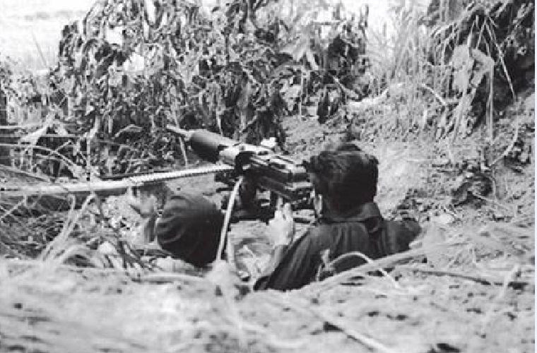 Ra đời trong hoàn cảnh thiếu thốn, nên trang bị của lực lượng vũ trang nước Việt Nam Dân chủ Cộng hòa non trẻ khá đa dạng với các loại vũ khí có nhiều nguồn gốc khác nhau, vũ khí của Nhật Bản là một trong số đó. Trong hình là các chiến sĩ du kích Việt Nam đang dùng khẩu súng máy Type 92 tại chiến trường miền Nam trong kháng chiến chống thực dân Pháp (1946-1954).