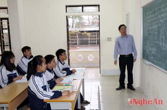 Em Phan Duy Phúc và các thành viên trong đội tuyển toán trường THPT chuyên Phan Bội Châu