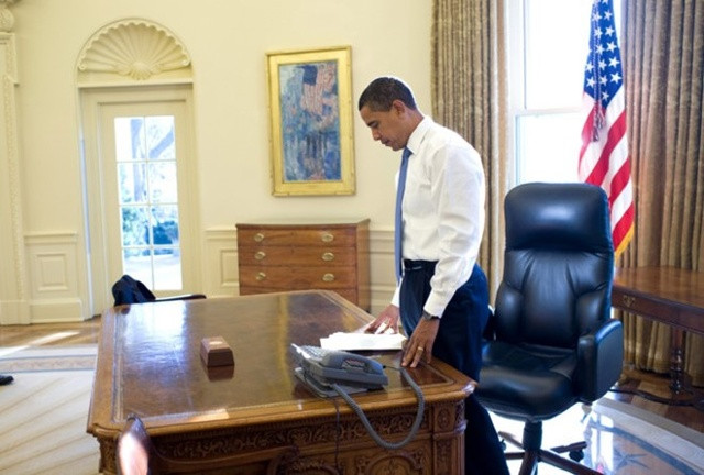 Ông Obama bắt đầu công việc trên cương vị ông chủ Nhà Trắng tại Phòng Bầu dục vào buổi sáng ngày 21/1/2009. Theo Washington Post, Obama có ngày làm việc đầu tiên với một phong thư mang dòng chữ: “To #44, From #43” (Tới #44, từ #43), với ý ám chỉ ông là tổng thống Mỹ thứ 44.