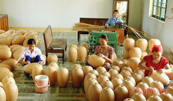 Phụ nữ xã Quỳnh Diễn (Quỳnh Lưu) tham gia sản xuất sản phẩm mây tre đan xuất khẩu. Ảnh: Cảnh Yên