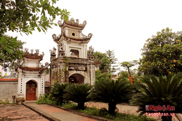 Đền thờ Đinh Bạt Tụy cũng là một di tích lịch sử quốc gia có giá trị ở xã Hưng Trung, Hưng Nguyên. Trong đó, chiếc cổng tam quan của đền  là một trong những cổng tam quan hiếm hoi còn giữ được lại ở địa phương