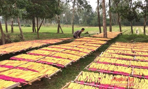  Làng nghề hương truyền thống thuộc xóm 5, xã Nghi Trường hình thành từ những năm 1980. Ban đầu, ngôi làng này chủ yếu đi buôn hương từ Hà Nội về, sau nhận thấy nghề hương có thể giúp cuộc sống thay đổi, từ đó những người dân nơi đây đã quyết tâm theo học nghề này và về truyền lại cho nhiều người trong làng.