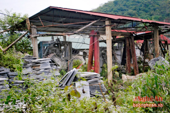 Một trong những doanh nghiệp chế biến đá ốp lát ở xã Châu Lộc phải đóng cửa, không có khả năng trả nợ thuế.