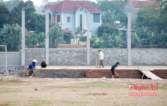 Xã Thanh Lương, huyện Thanh Chương đang hoàn thiện công trình sân vận động xã để phấn đấu về đích NTM vào cuối năm 2016