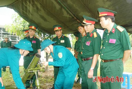 Lực lượng Dân quân tự vệ thi thực hành các tiêu chuẩn chuyên ngành pháo thủ 1, 2, 3, 6. Ảnh: Lê Thắng