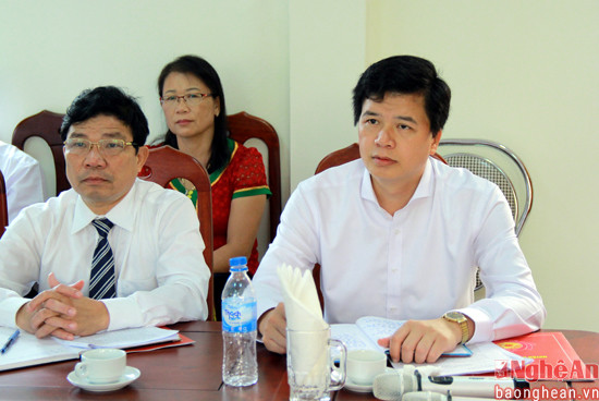Tân Bí thư Huyện ủy Con Cuông (phải) và người tiền nhiệm tại buổi làm việc.