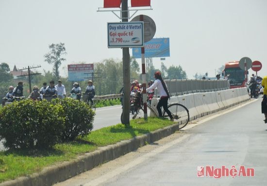 Một số học sinh lợi dụng kẽ hở nhỏ giữa hai giải phân cách để băng qua đường rất nguy hiểm, ảnh tư liệu, minh họa