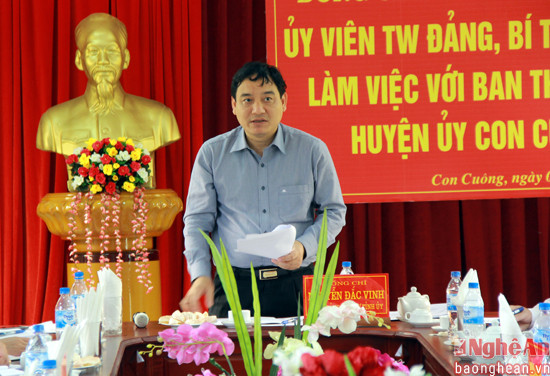 Bí thư Tỉnh ủy Nguyễn Đắc Vinh chủ trì buổi làm việc. 