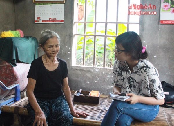 Cụ Đặng Thị Hồng chia sẻ hoàn cảnh với phóng viên Báo Nghệ An.