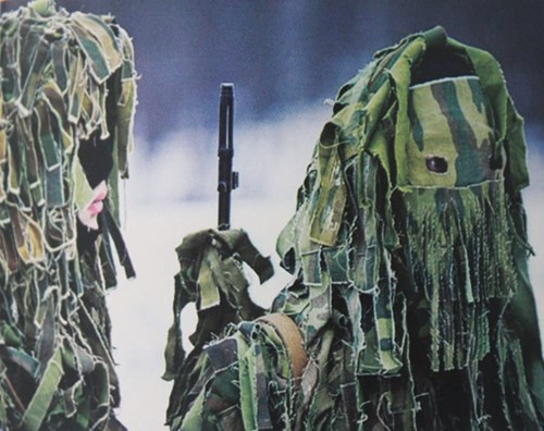 Cũng như lính Mỹ, người lính đặc nhiệm Cộng hòa Séc sử dụng vải làm chất liệu ngụy trang khi làm nhiệm vụ.