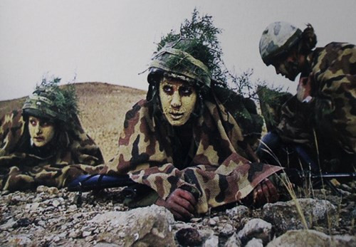 Các nữ binh sĩ xinh đẹp thuộc lực lượng đặc nhiệm Israel lại gắn trên mình bộ quân phục rằn ri màu xám nâu rất phù hợp với vùng đất cằn cỗi đầy sỏi đá mà họ tham gia huấn luyện.