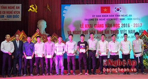 Trao thưởng cho các sinh viên có hoàn cảnh khó khăn đạt thành tích xuất sắc.