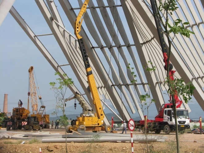 Để thi công công trình, nhà thầu huy động nhiều xe cẩu có trọng tải từ 100 đến 450 tấn…