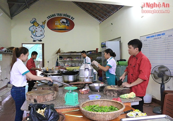 Để có thể chế biến những món ăn hấp dẫn, Đồng Be sinh thái đầu tư hệ thống bếp đảm bảo vệ sinh an toàn thực phẩm.