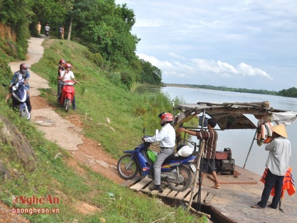 Đường lên xuống bến đò Rú Nguộc (Ngọc Sơn, Thanh Chương) không có lan can phòng hộ.