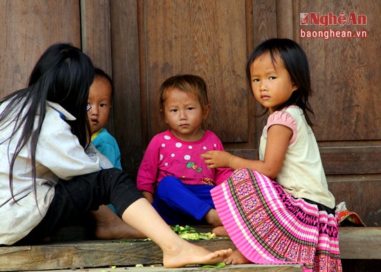 Có đôi khi, những ánh nhìn con trẻ khiên ta hiểu ra rằng những khoảng trời tuổi thơ của trẻ em vùng cao là một  thới giới đầy bí ẩn.