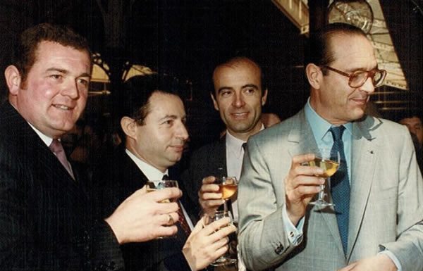Alain Juppé (thứ hai từ phải sang) thời còn là phụ tá cho cựu Tổng thống Jacques Chirac. Ảnh: Lepoint.