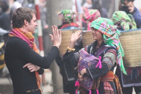 “Nụ cười hội nhập” của cô gái Sapa. Những khác biệt về ngôn ngữ và văn hóa không thể giới hạn thiện cảm giữa người với người.” (Tác giả Noni Andriani)