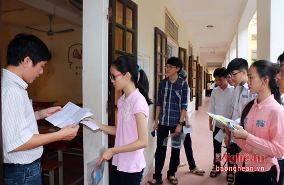 Thí sinh làm thủ tục vào phòng thi ảnh minh họa Mỹ Hà