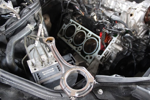 Chủ nhân chiếc Mercedes E-Class ép xe khởi động sau khi chết máy do ngập nước làm cong thanh truyền trong động cơ.