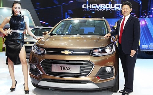 Nét thể thao của Chevrolet Trax được thể hiện nhiều ở chí tiết ốp cản trước và sau màu bạc, đuôi xe với cụm đèn hậu LED, tay nắm cửa mạ crôm và bộ vành hợp kim 18 inch.