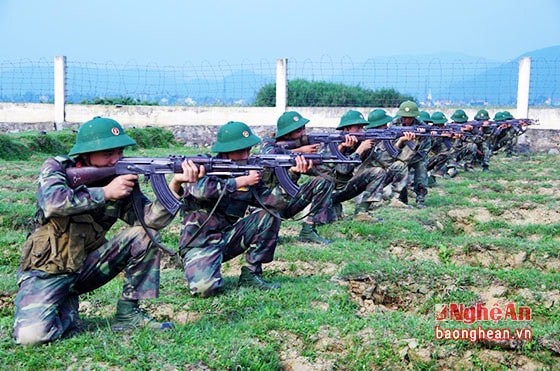 Huấn luyện tư thế quỳ bắn súng Tiểu liên AK.