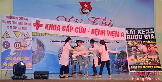 Các đội tham gia phần thi văn hóa giao thông.