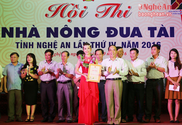 Ông Trần Văn Hường, Phó chủ tịch thường trực Hội Nông dân tỉnh trao giải thí sinh xuất sắc nhất cho Lô Thị Thắm đội tuyển huyện Quế Phong.