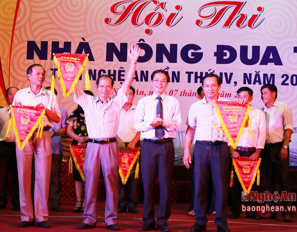 Ông Nguyễn Hữu Nhị, Tỉnh ủy viên- Chủ tịch Hội nông dân tỉnh trao giải nhất cho đội TX.Thái Hòa  và 2 giải  nhì cho đội TP.Vinh và Nghi Lộc.