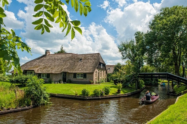 Ngôi làng này cách thủ đô Amsterdam 148km, khoảng 1 giờ 45 phút chạy xe.