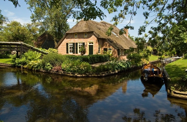 Làng Giethoorn được xây dựng từ khoảng năm 1230.