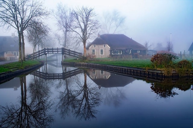 Sương phủ kín ngôi làng Giethoorn.