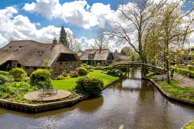 Theo thống kê của Wikipedia, mỗi năm làng Giethoorn thu hút hơn 200.000 khách du lịch tới nghỉ dưỡng.