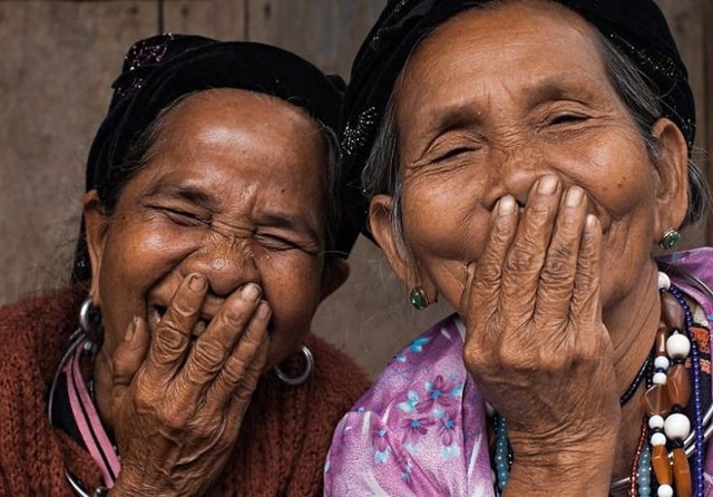 Trung thành với chủ đề “nụ cười”, nhiều năm qua, Réhahn - một nhiếp ảnh gia Pháp, đã đi rong ruổi khắp Việt Nam để ghi lại những khoảnh khắc đẹp đẽ và hạnh phúc nhất của những con người trên dải đất chữ S, đặc biệt là khu vực miền núi phía Bắc.